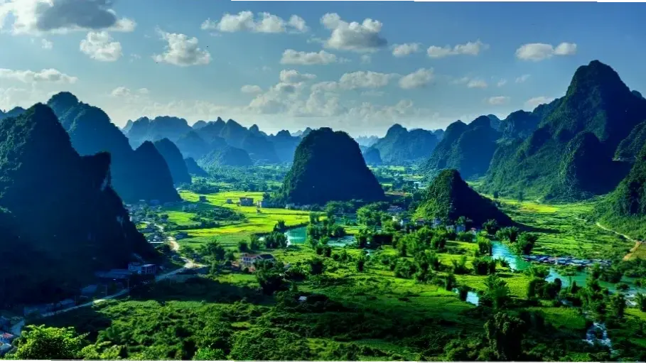 Phong cảnh thiên nhiên hùng vĩ, nơi bạn lạc lối giữa núi rừng xanh mướt và biển cả mênh mông, mang đến cảm hứng bất tận.
