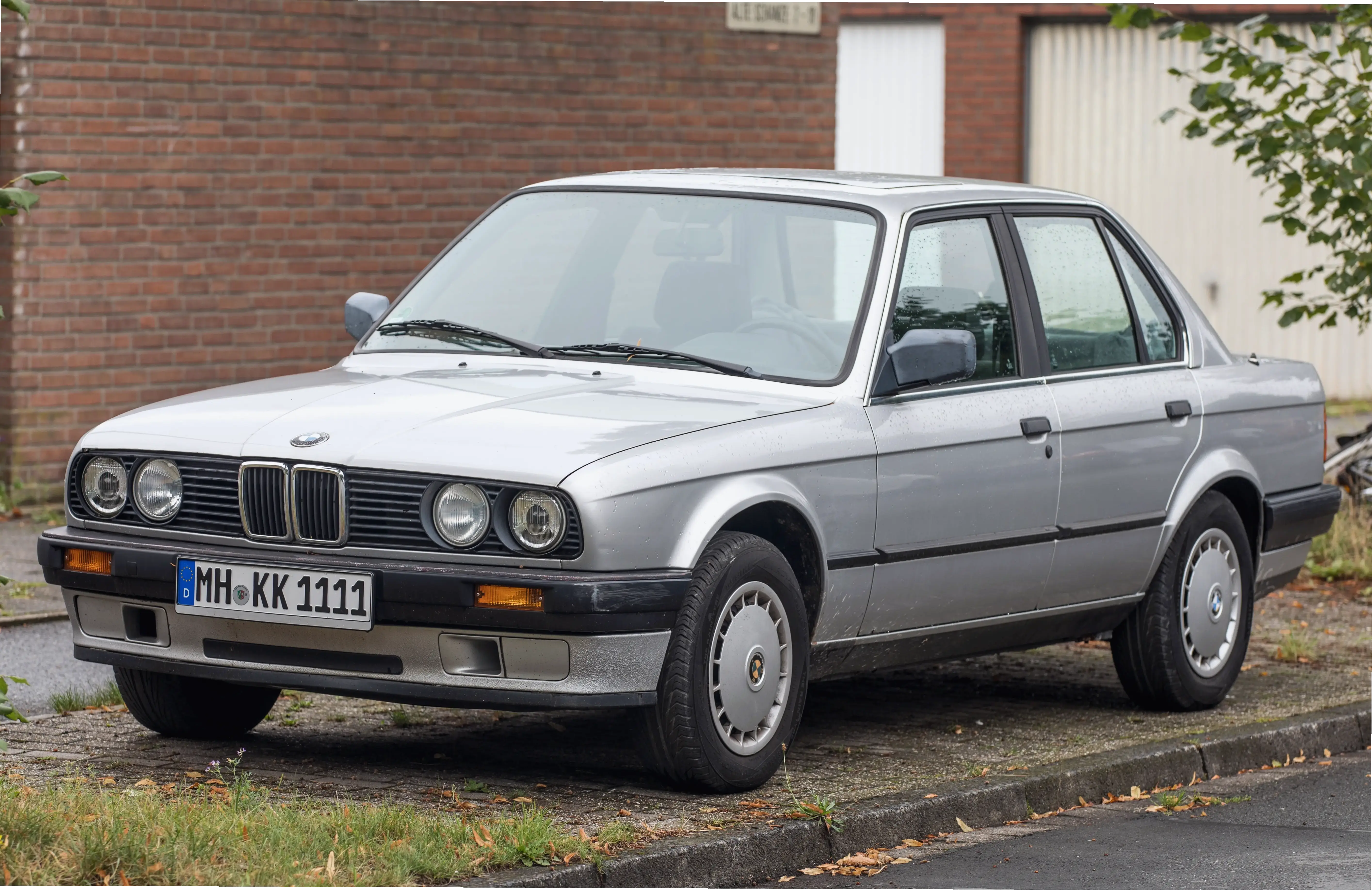 BMW 3 Series Classic Car: Di sản lịch sử sống động qua thiết kế tinh xảo và hiệu suất bền bỉ.