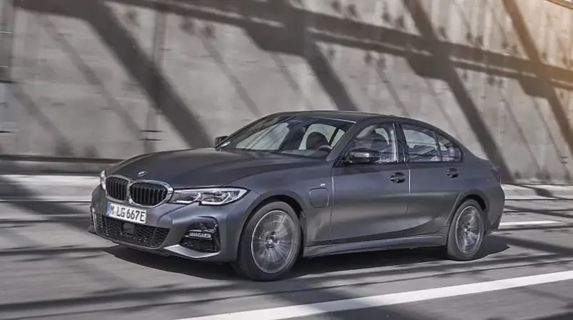 BMW 3 Series Urban Vehicle: Linh hoạt cho cuộc sống thành phố, với phong cách và hiệu suất tối ưu.