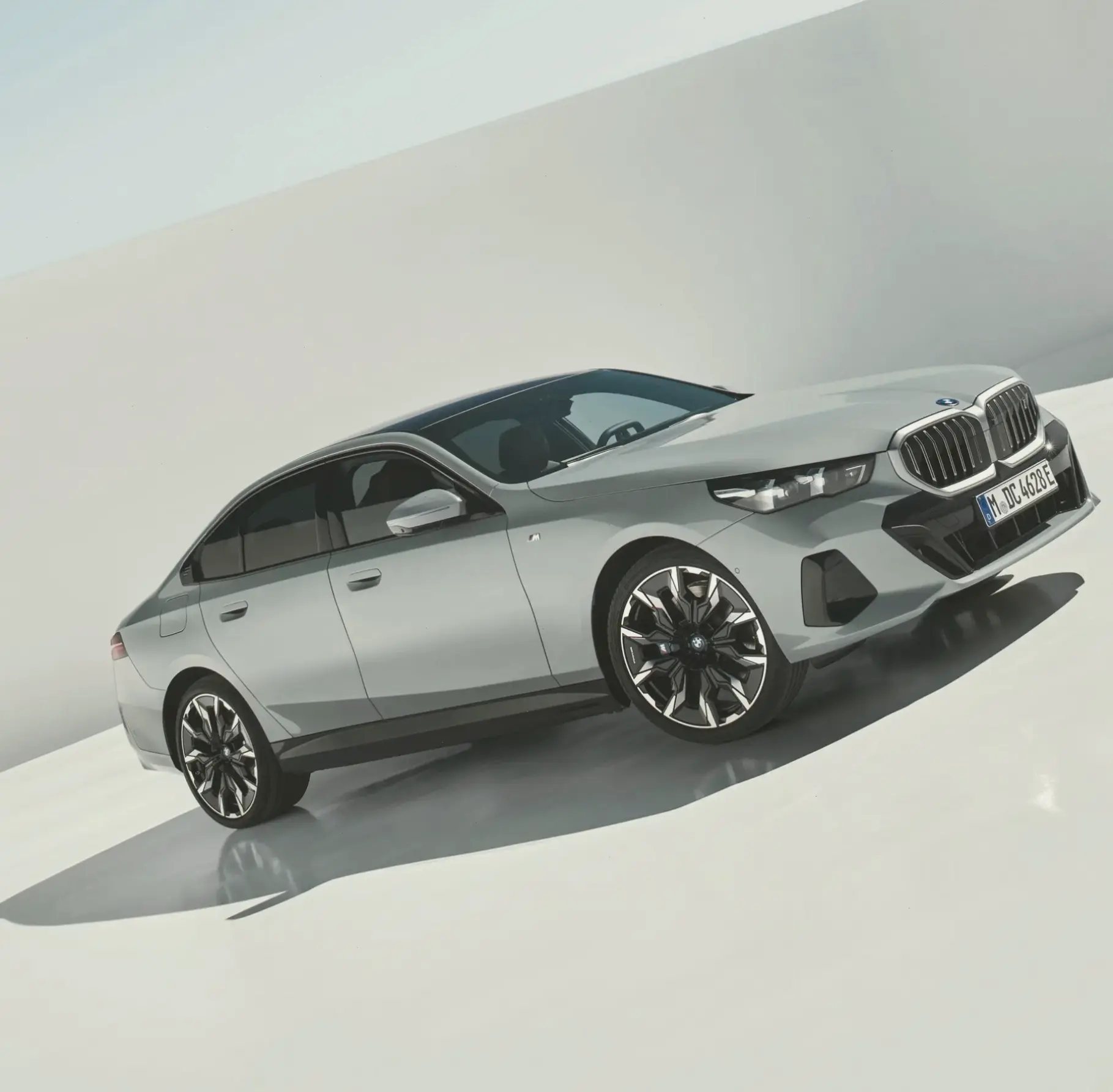 BMW 5 Series 2023 Model: Thiết kế tinh tế, hiệu suất vượt trội, lựa chọn lý tưởng cho sự sang trọng hàng ngày.