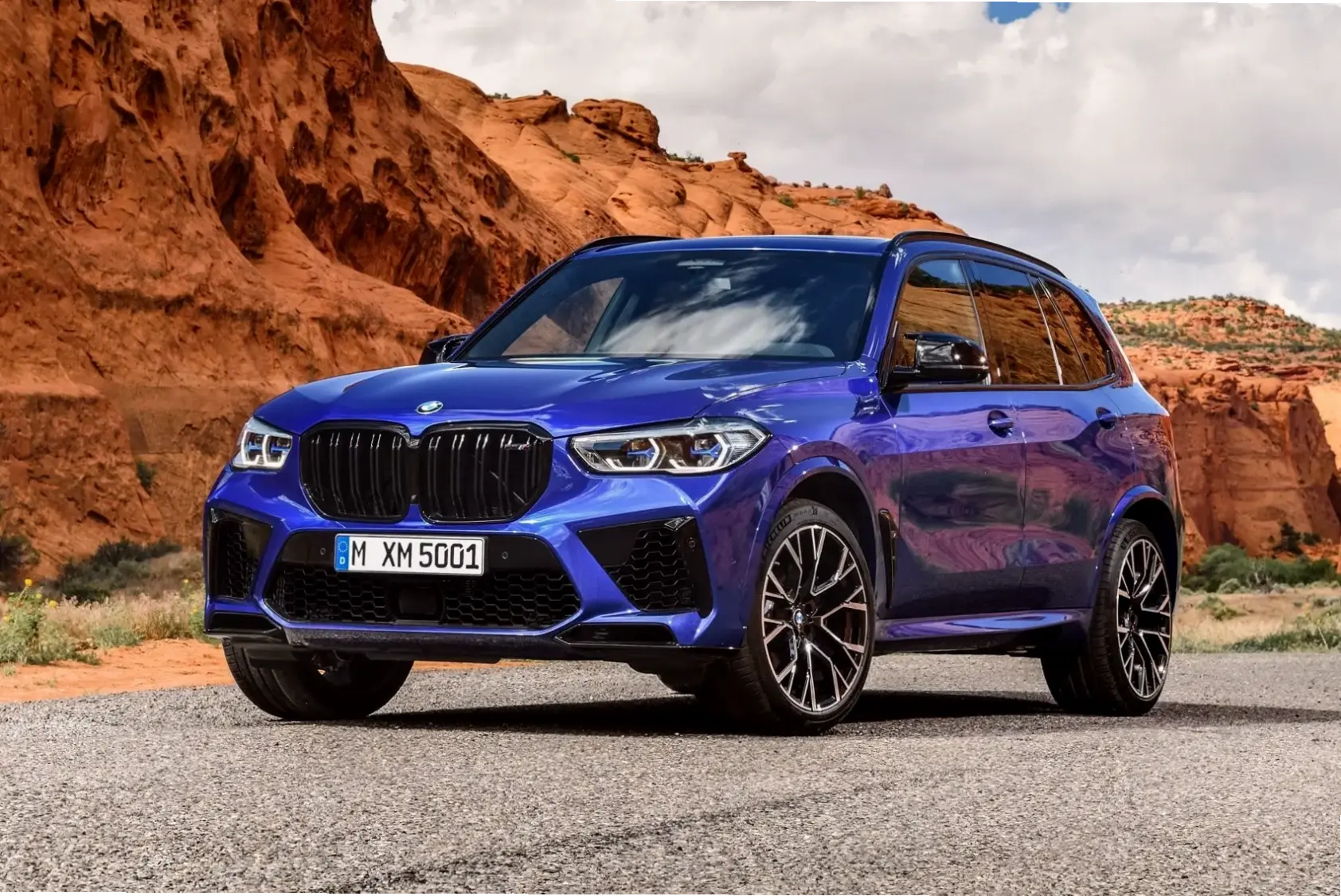 BMW X5 Sport SUV kết hợp phong cách thể thao và khả năng off-road, sẵn sàng chinh phục mọi địa hình.