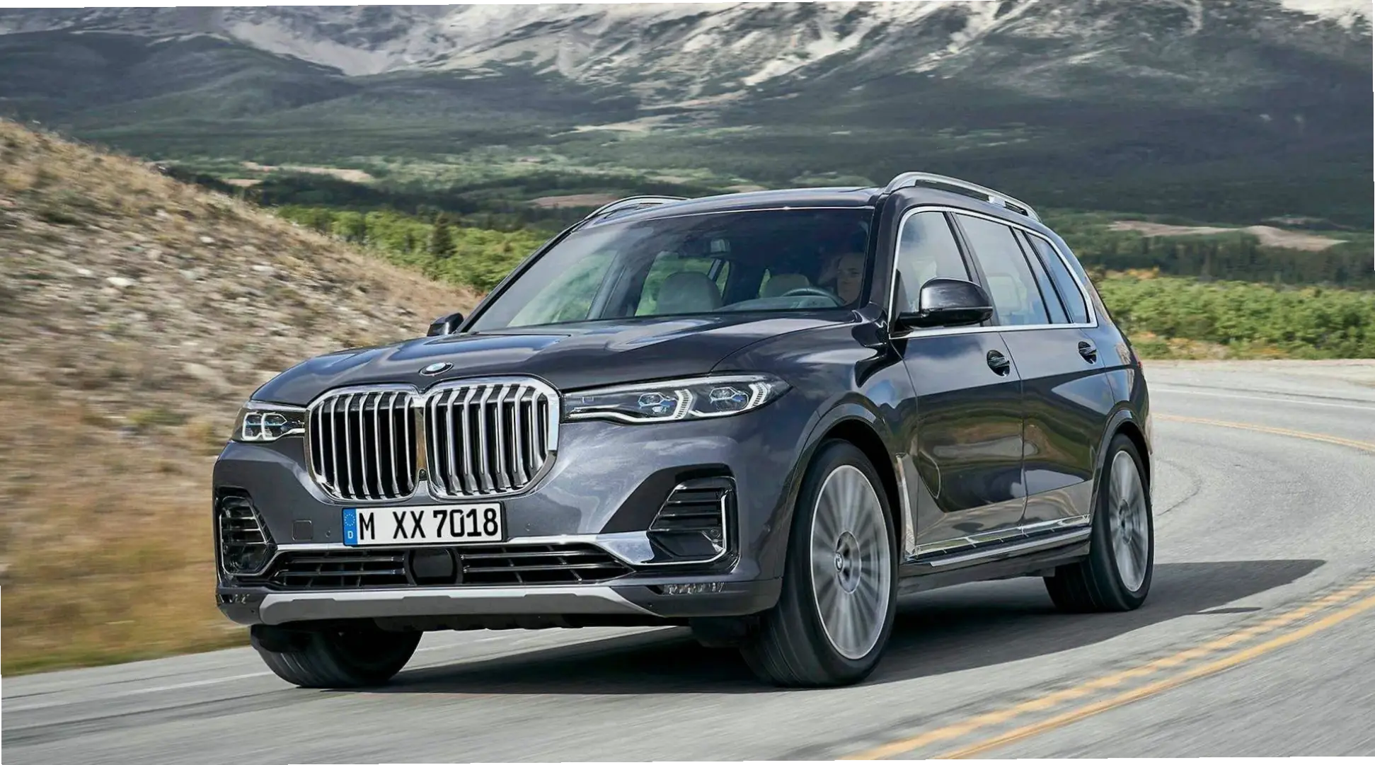 BMW X7 7 Seater SUV lý tưởng cho gia đình, với không gian rộng rãi và tiện nghi cho 7 người.