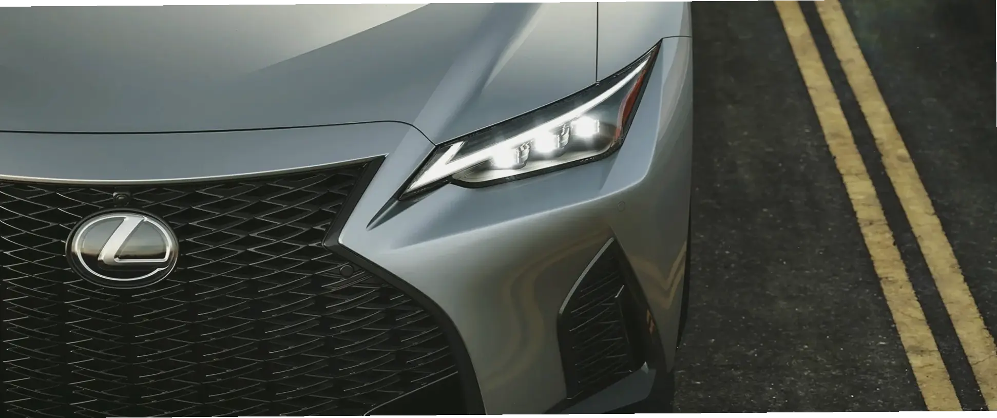 Cảm nhận sự hứng khởi từ Lexus IS Sport Sedan, xe thể thao với tốc độ nhanh và thiết kế thể thao.