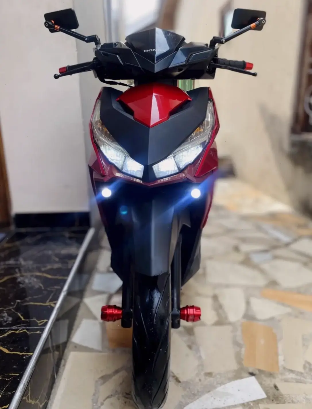 Dễ dàng di chuyển thành phố với Honda Click Urban Scooter, tiện lợi và phong cách đô thị.