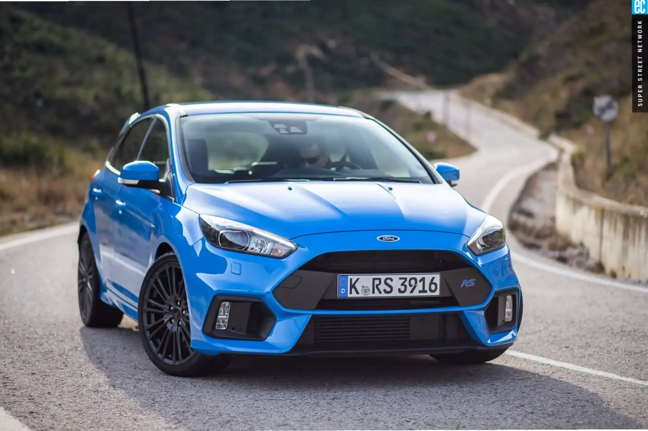 Ford Focus Sport Hatchback: Hiệu suất thể thao, thiết kế năng động cho đam mê tốc độ.