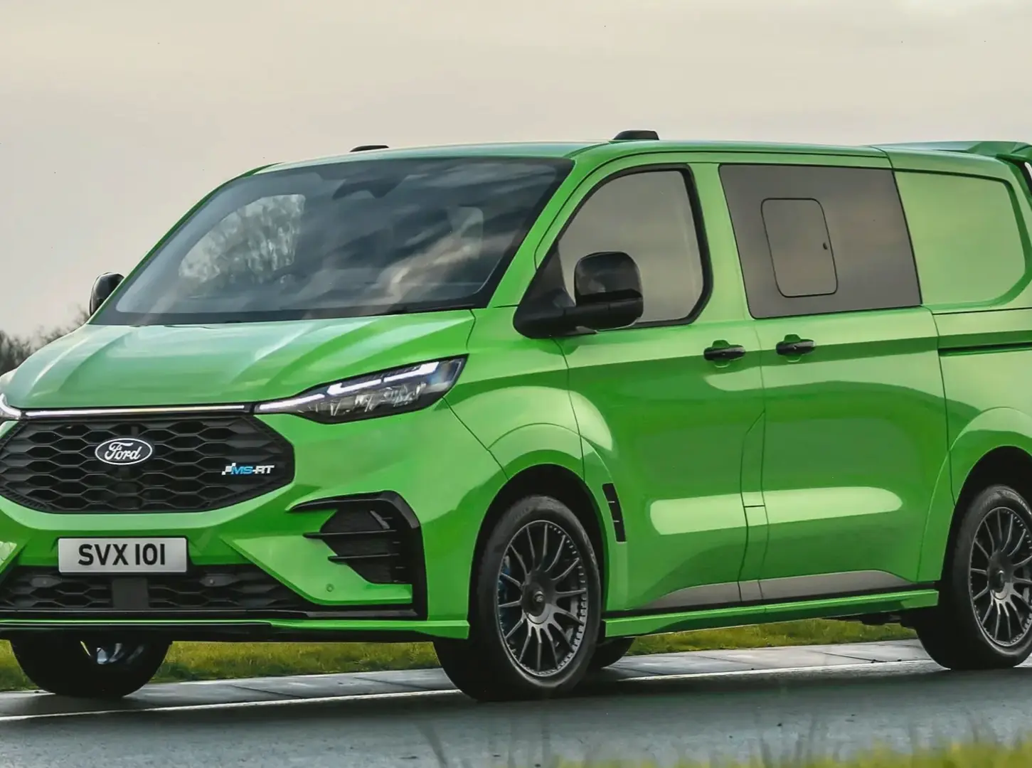 Ford Transit Premium Vehicle mang đến sự sang trọng và bền bỉ, nâng tầm trải nghiệm di chuyển.