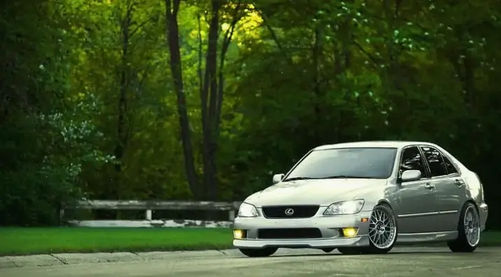 Giữ nguyên phong cách cổ điển của Lexus IS Classic Car, kết hợp truyền thống và sự bền bỉ vượt thời gian.