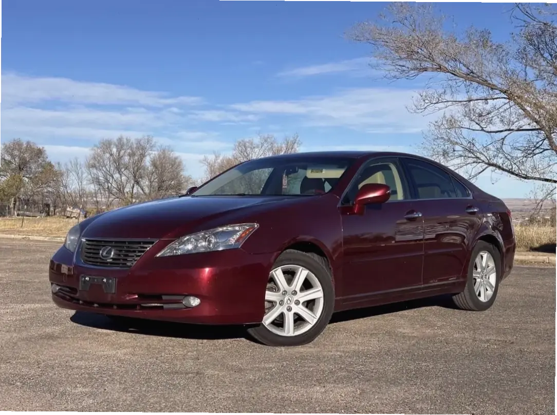 Giữ vững phong cách truyền thống với Lexus ES Classic Car, sự kết hợp giữa di sản và hiện đại.