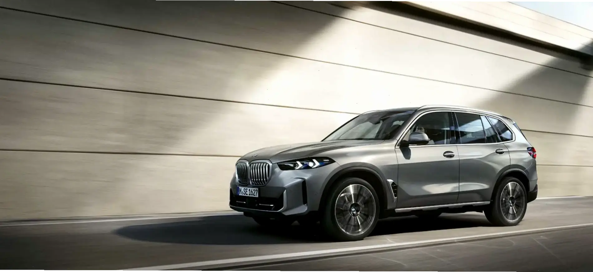 Hành trình đẳng cấp với BMW X5 Luxury Car, biểu tượng của sự xa xỉ và tinh tế vượt thời gian.