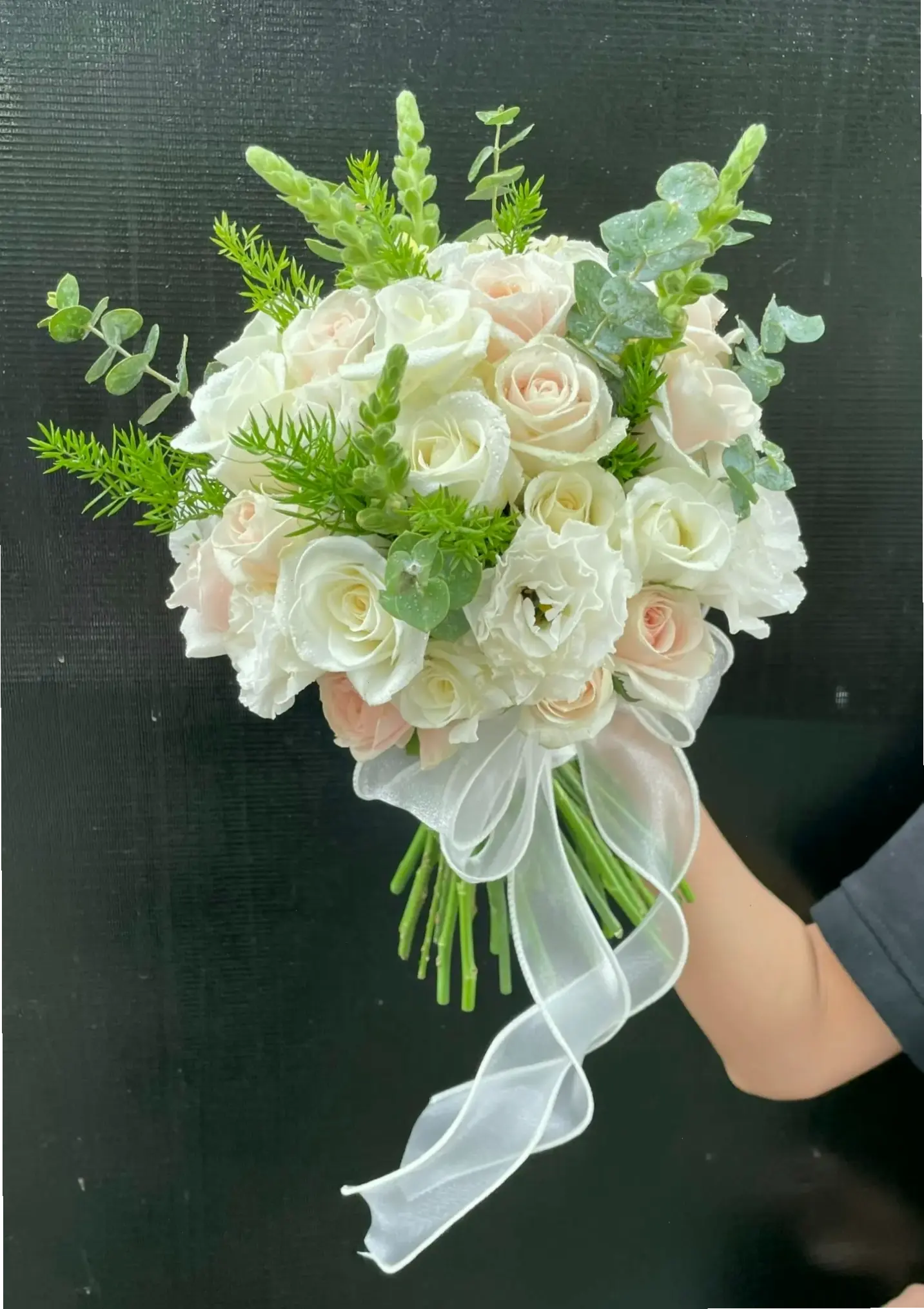 Hoa hồng bó hoa cưới lãng mạn, làm nổi bật ngày vui trọng đại. Sự kết hợp hoàn hảo của tình yêu và sắc đẹp.