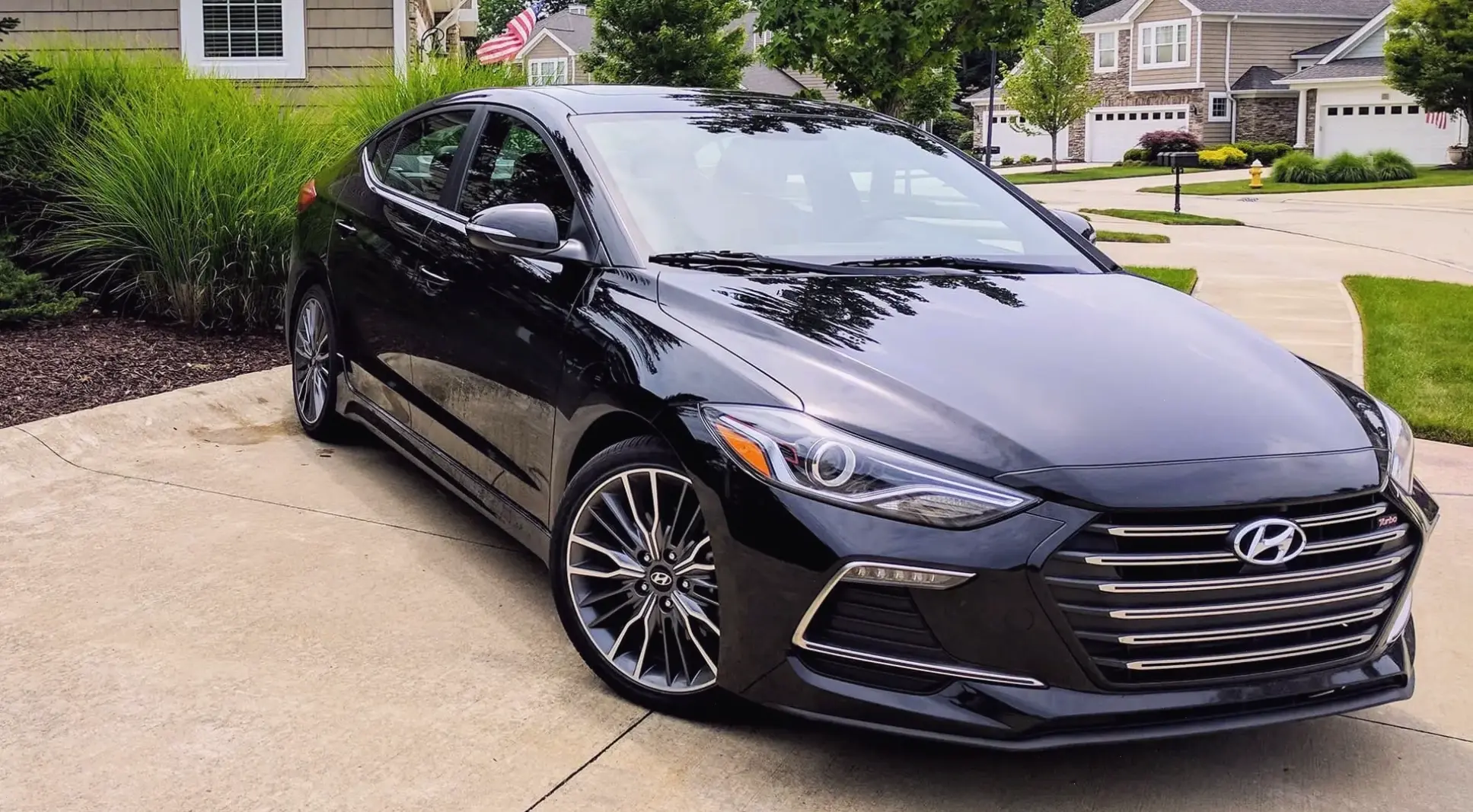 Hyundai Elantra Sport Vehicle với sức mạnh thể thao, tốc độ ấn tượng và thiết kế năng động đầy cuốn hút.