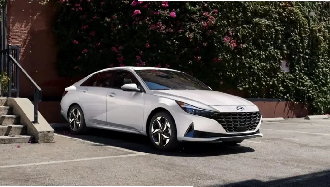 Hyundai Elantra Urban Sedan lý tưởng cho đô thị, tiện lợi, an toàn và phong cách trẻ trung.