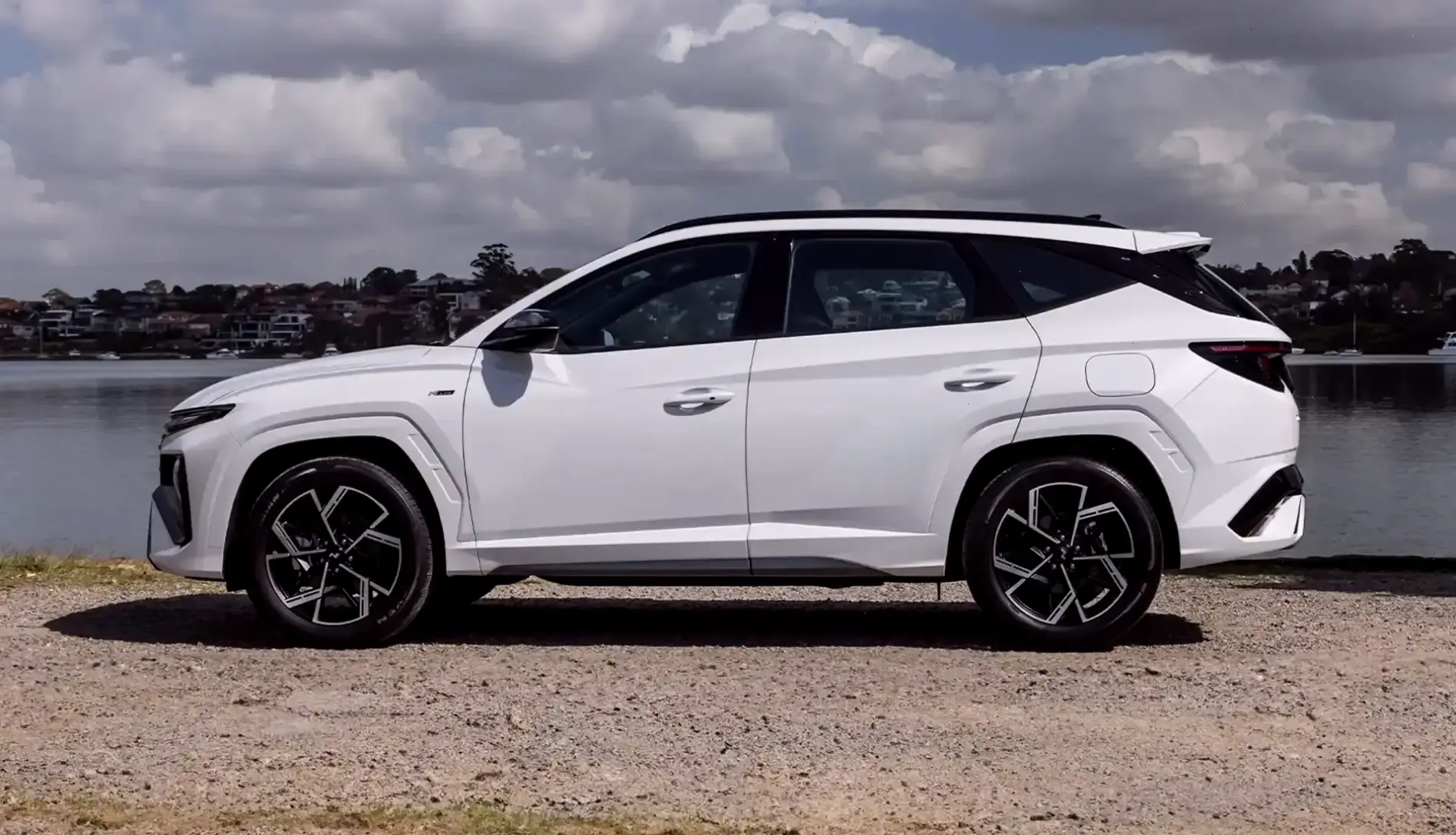 Hyundai Tucson N Line Vehicle với phong cách thể thao, hiệu suất ấn tượng và nội thất cao cấp.