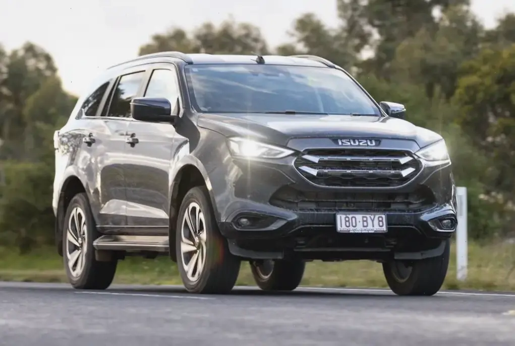 Isuzu MU-X 3.0L Diesel kết hợp động cơ mạnh mẽ với tiết kiệm nhiên liệu, chinh phục mọi địa hình dễ dàng.