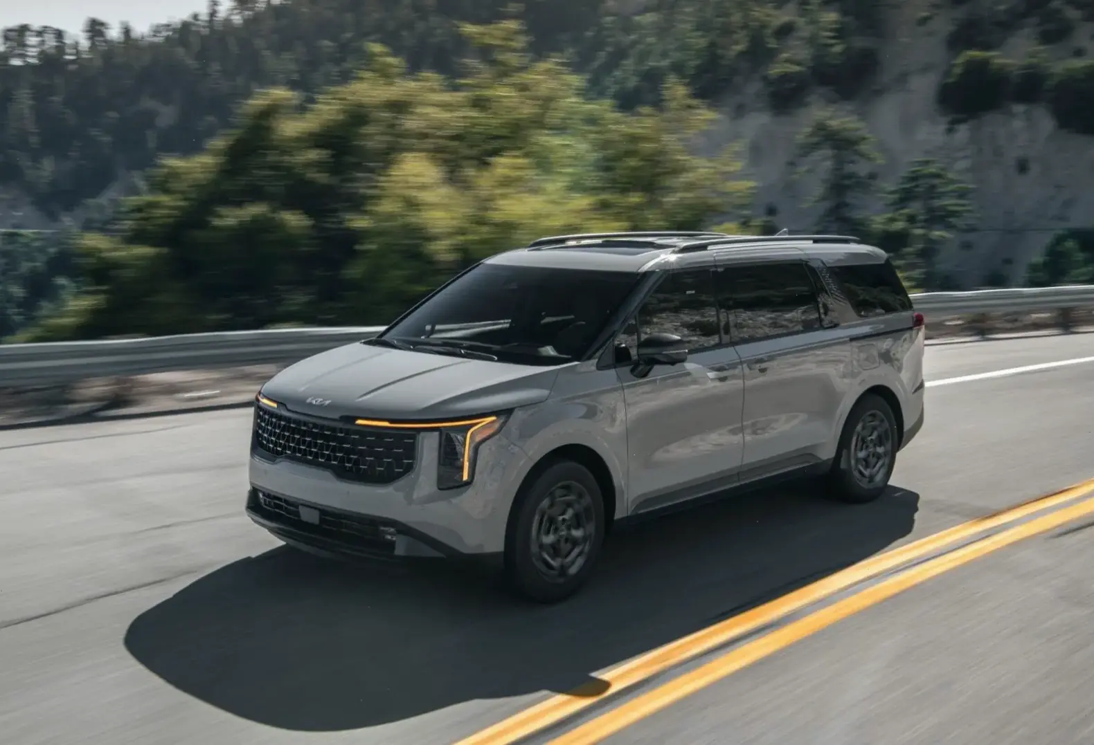 Kia Carnival 7 Seater Vehicle lý tưởng cho gia đình, với chỗ ngồi thoải mái và tiện nghi đầy đủ.