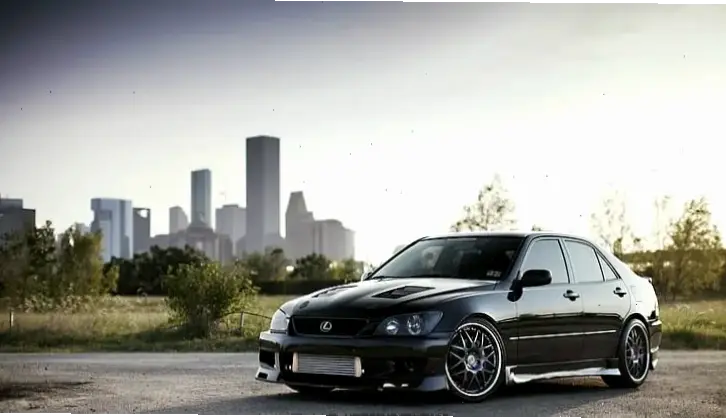 Lexus IS Urban Vehicle lý tưởng cho đô thị, với thiết kế linh hoạt và khả năng di chuyển tiện lợi hàng ngày.