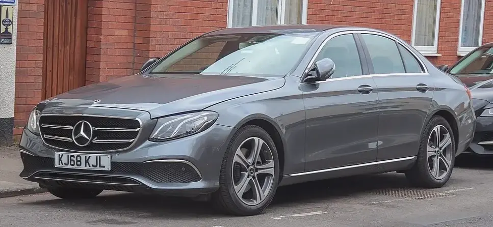 Mercedes-Benz E-Class Luxury Car: Sự thoải mái tối ưu và thiết kế tinh xảo cho lối sống thượng lưu.