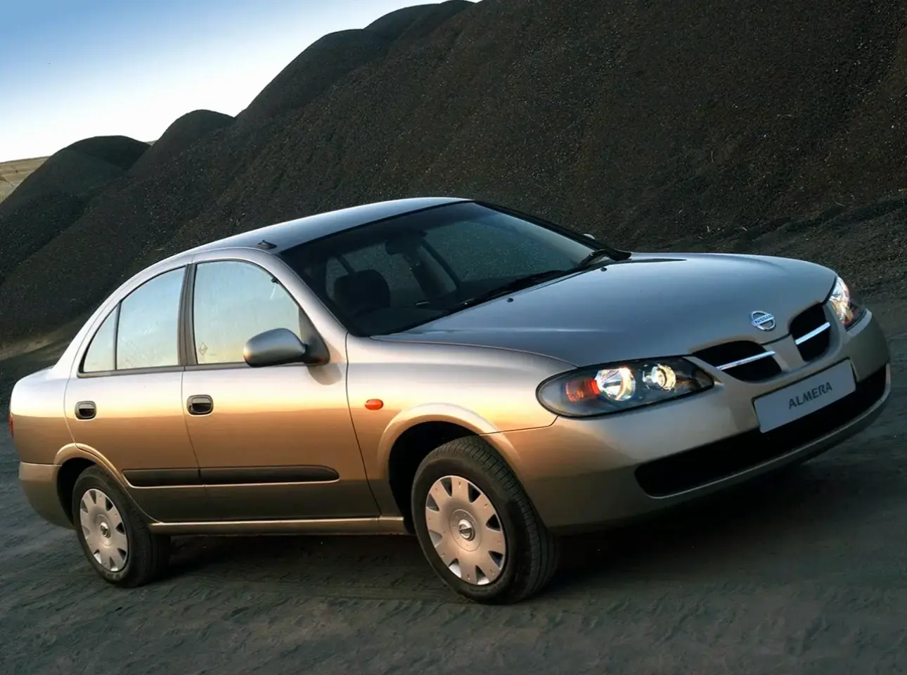 Nissan Almera Urban Vehicle linh hoạt, dễ dàng di chuyển trong thành phố sôi động và tiện nghi.