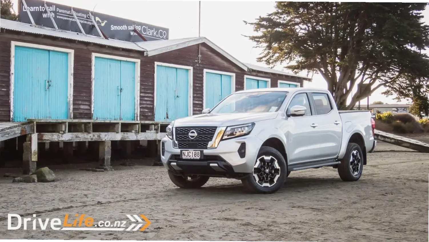 Nissan Navara 2.3L Diesel: Động cơ tiết kiệm, sức kéo ấn tượng cho mọi địa hình.