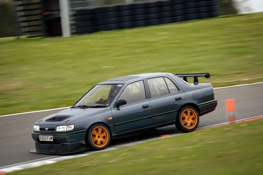 Nissan Sunny Sport Sedan với thiết kế thể thao và khả năng vận hành nhanh chóng, chinh phục mọi cung đường.