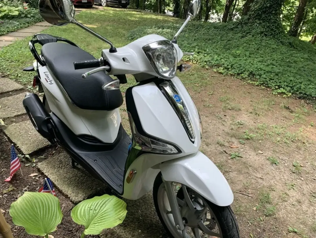 Piaggio Liberty Sport Scooter mang tốc độ và sự linh hoạt thể thao, mang đến niềm vui lái xe đầy phấn khích!