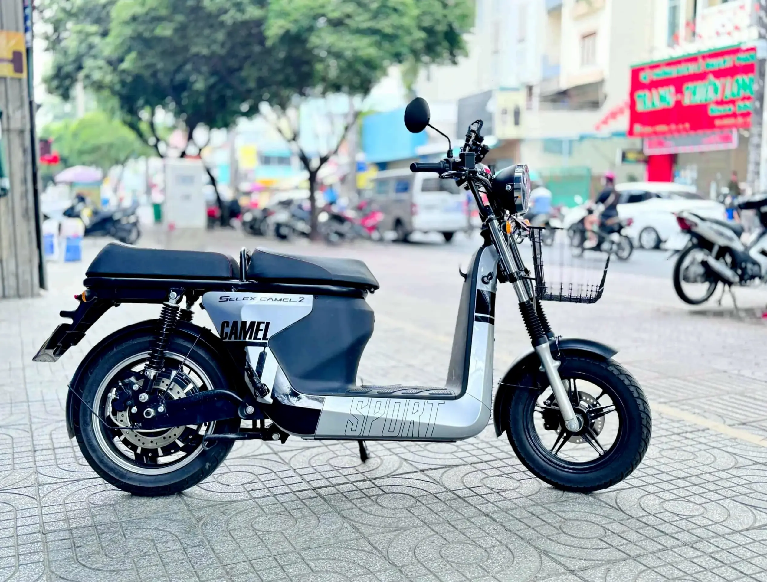 Selex Camel 2 Urban Scooter hoàn hảo cho thành phố, linh hoạt và dễ dàng di chuyển hàng ngày.