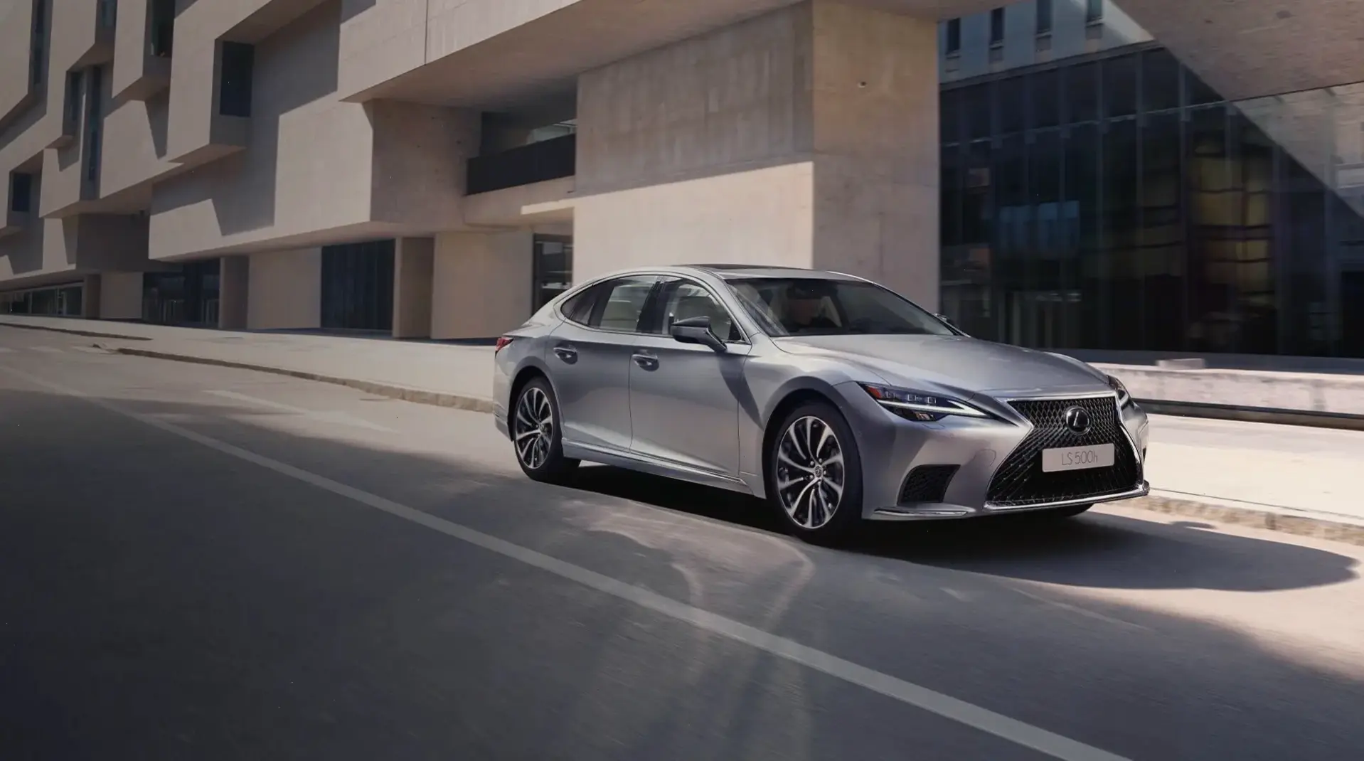 Sức mạnh từ Lexus LS 3.5L Engine, động cơ mạnh mẽ cho trải nghiệm lái xe tuyệt vời.