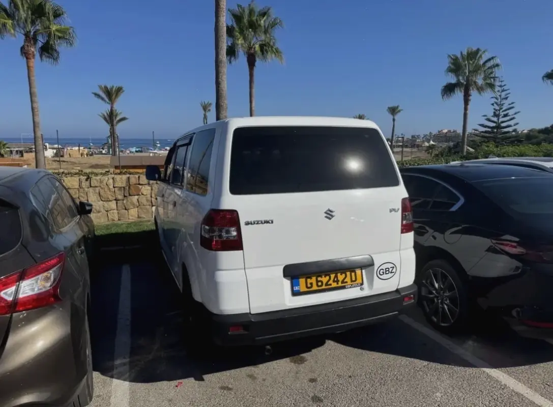 Suzuki APV Premium Vehicle kết hợp sang trọng và công nghệ tiên tiến cho trải nghiệm đẳng cấp.