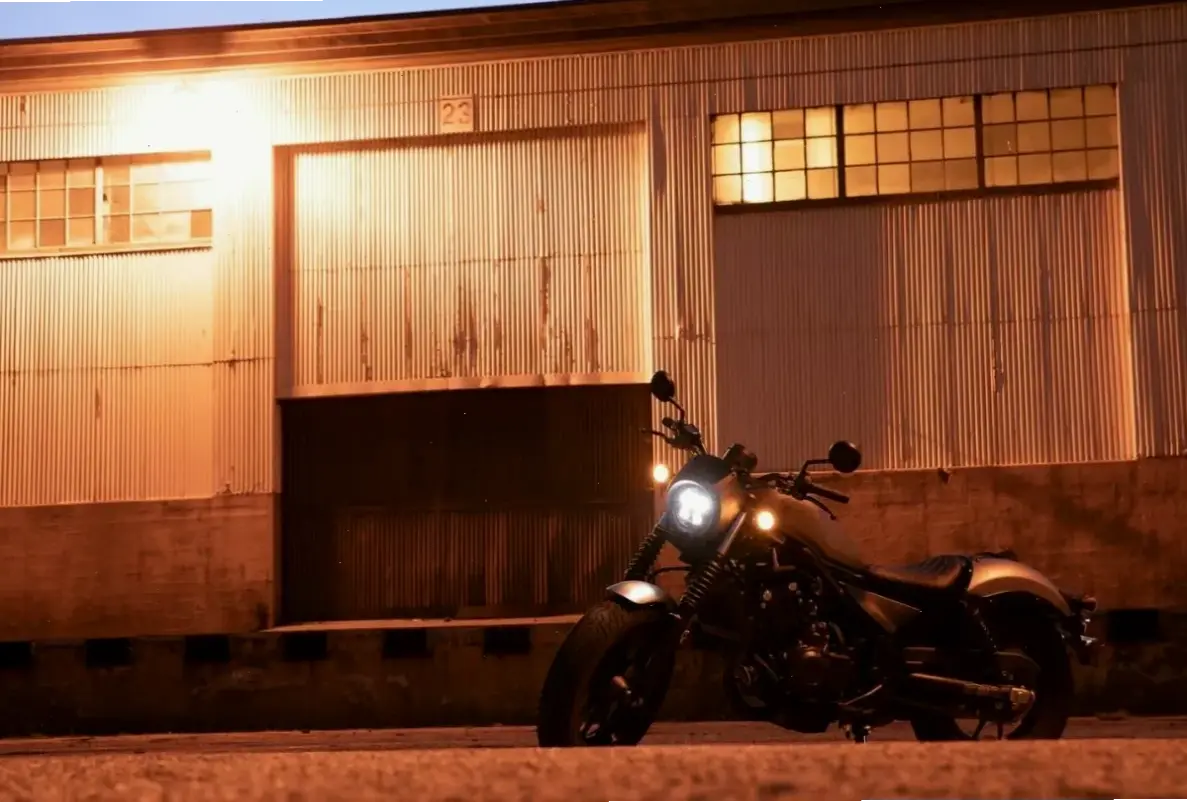 Thoải mái và phong cách với Honda Rebel Cruiser Bike, lý tưởng cho những chuyến đi dài thư giãn.