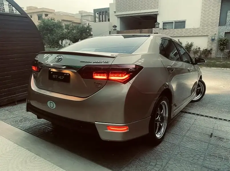 Toyota Corolla Altis Sport Sedan mang cảm giác lái thể thao, tốc độ nhanh và thiết kế cuốn hút cho những ai yêu thích phiêu lưu.