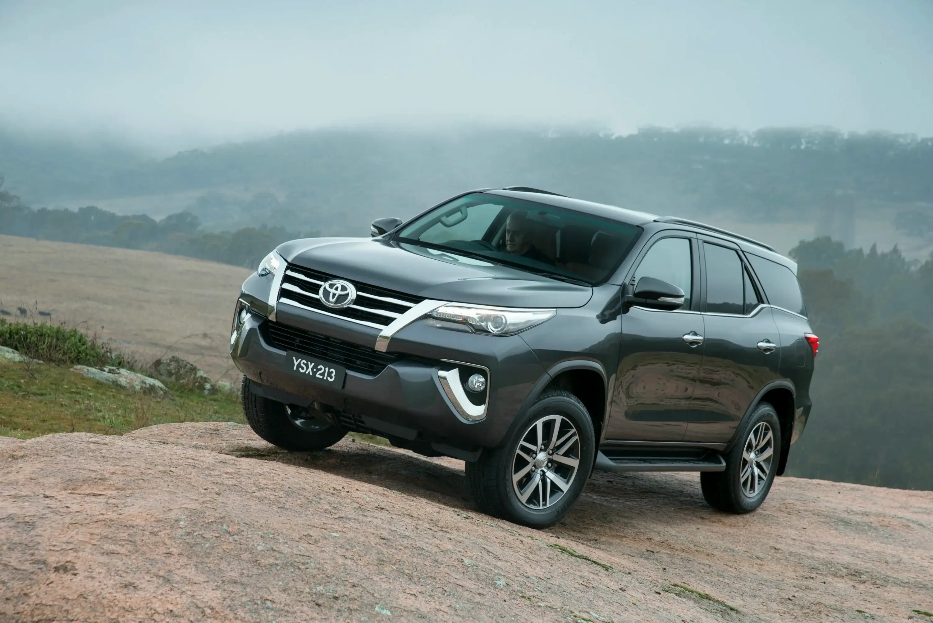 Toyota Fortuner 7 Seater Vehicle: Không gian rộng rãi cho 7 người, hành trình thoải mái và tiện lợi.