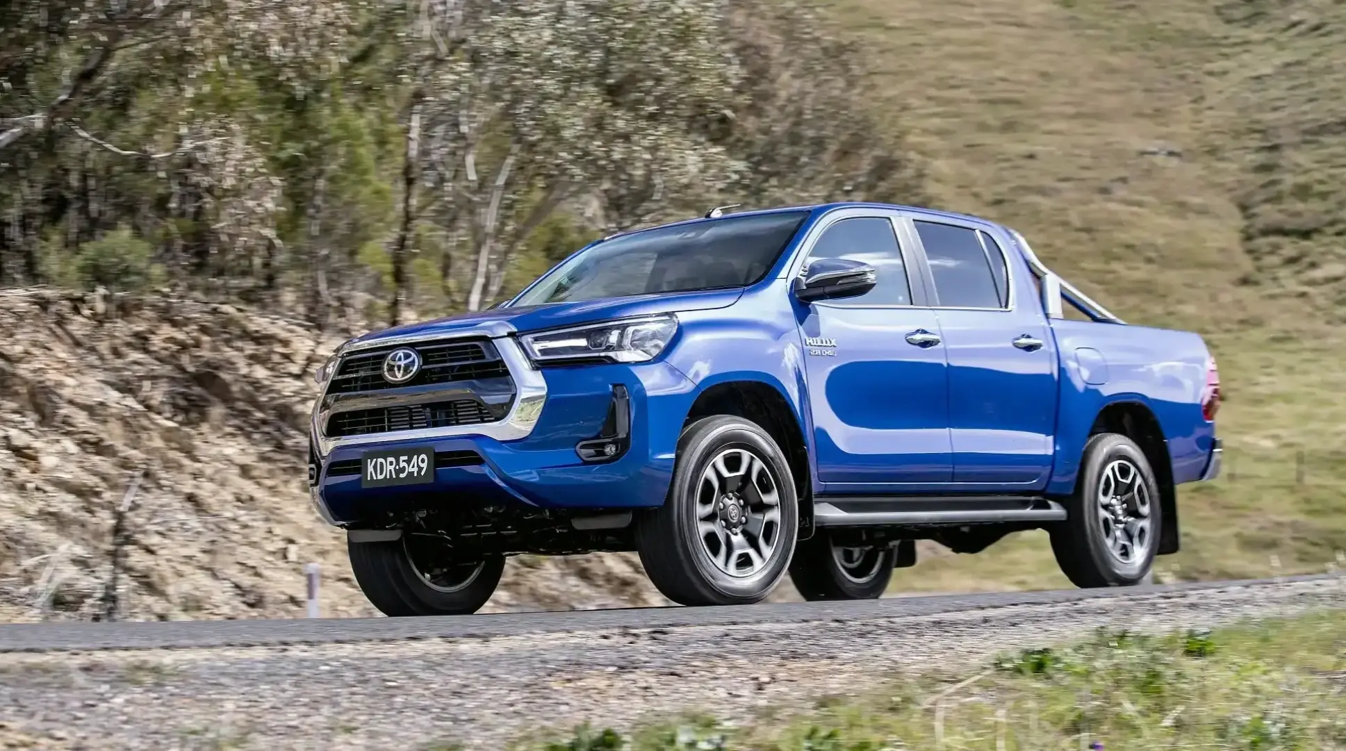 Toyota Hilux 2.8L Diesel: Động cơ mạnh mẽ, tiết kiệm nhiên liệu và bền bỉ, sẵn sàng chinh phục mọi địa hình.