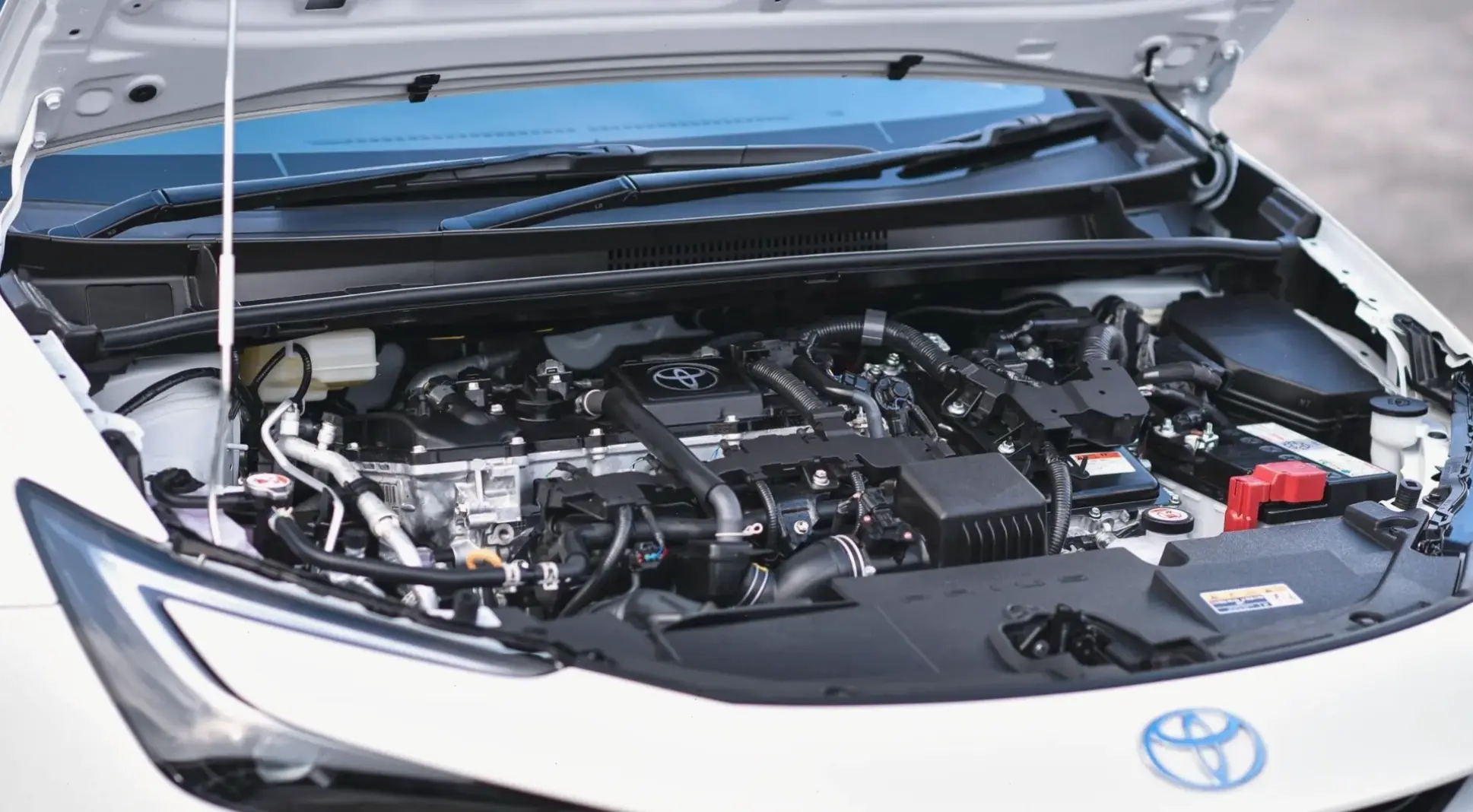 Toyota Prius 1.8L Engine mang lại hiệu suất mạnh mẽ, tiết kiệm nhiên liệu tối đa và độ bền vượt thời gian.