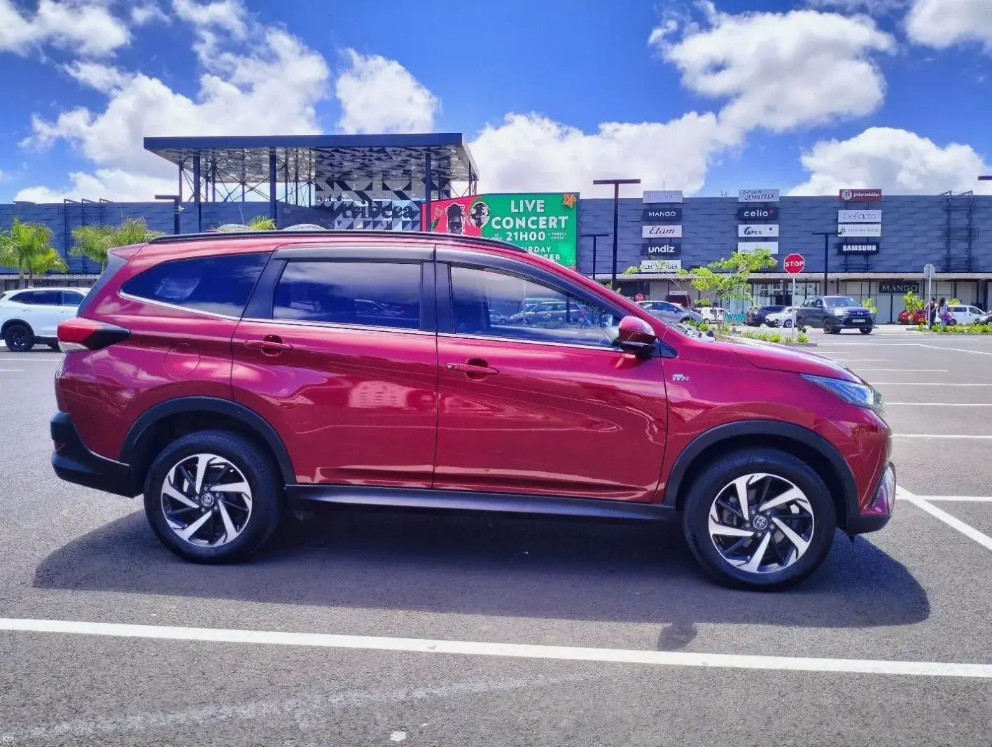 Toyota Rush 7 Seater SUV: Không gian rộng rãi cho gia đình, thoải mái và an toàn tuyệt đối.