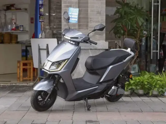 Trải nghiệm Yadea T5 Motorcycle mạnh mẽ, tiết kiệm năng lượng và thân thiện với môi trường cho cuộc sống đô thị.