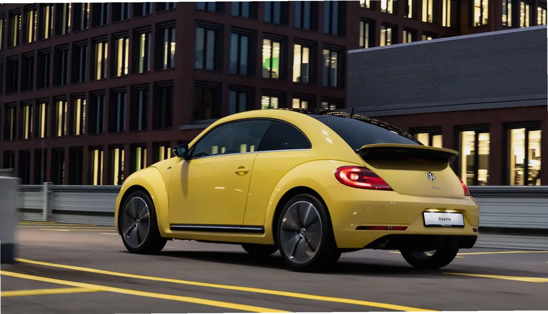 Volkswagen Beetle Sport Hatchback mang tốc độ, agility và phong cách thể thao đầy hấp dẫn.