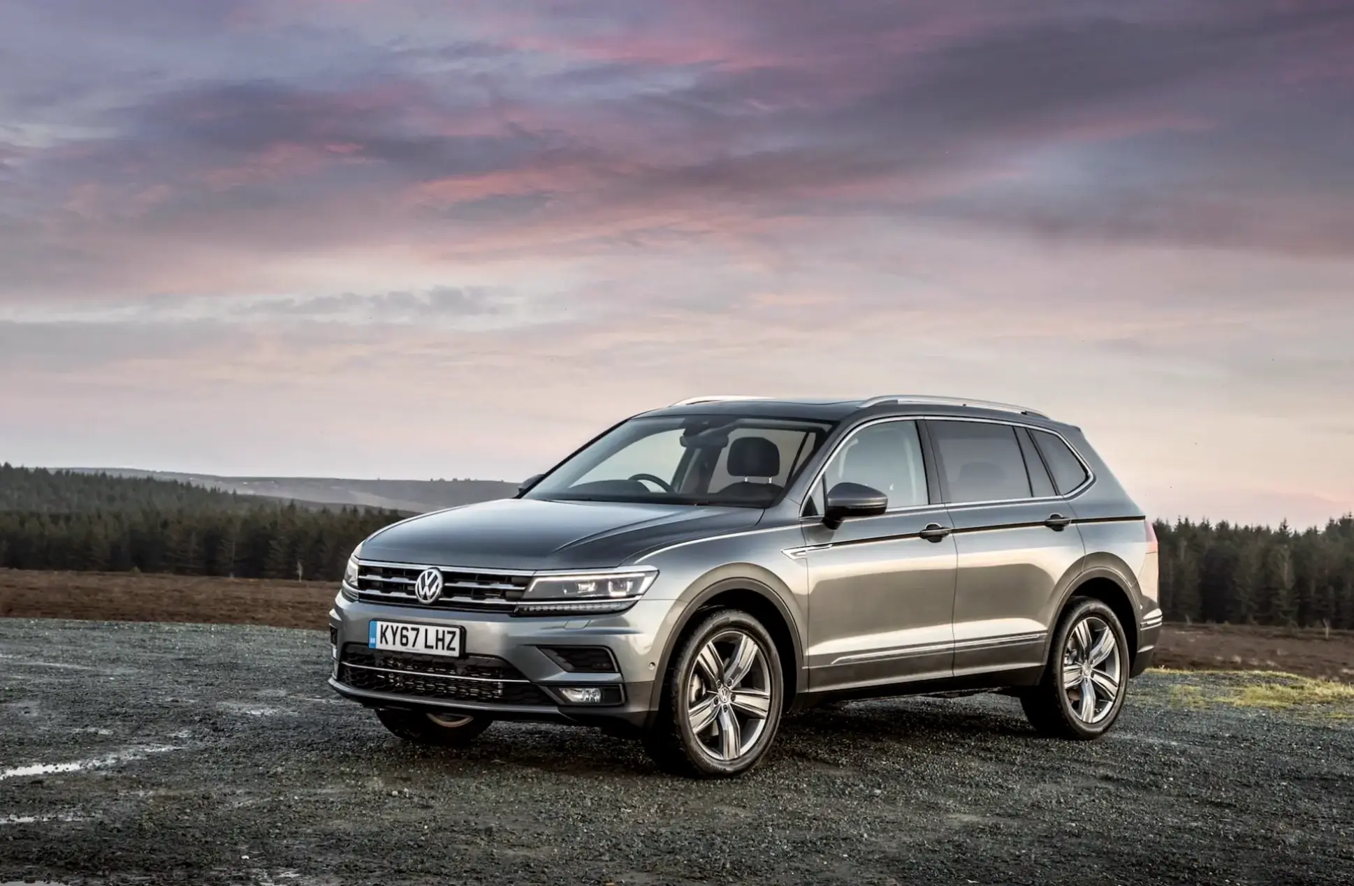 Volkswagen Tiguan Allspace Vehicle: Không gian rộng rãi, thoải mái lý tưởng cho gia đình và phiêu lưu.