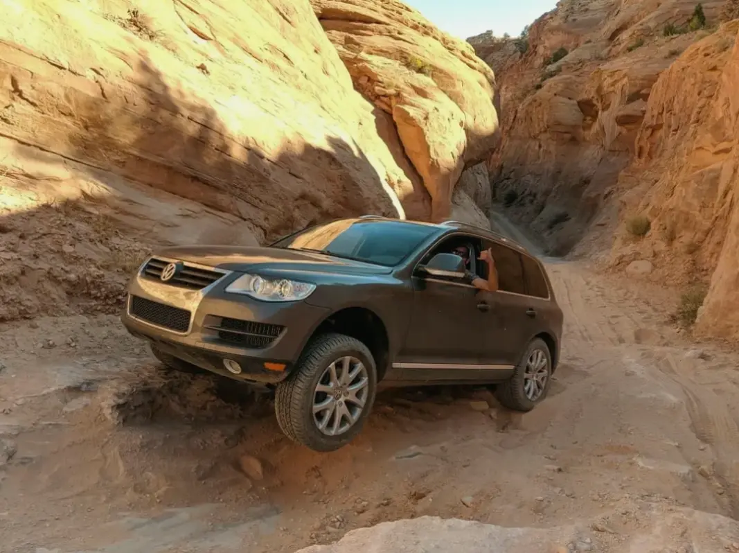 Volkswagen Touareg Off-Road SUV: Chinh phục địa hình gồ ghề với hệ thống lái chắc chắn.