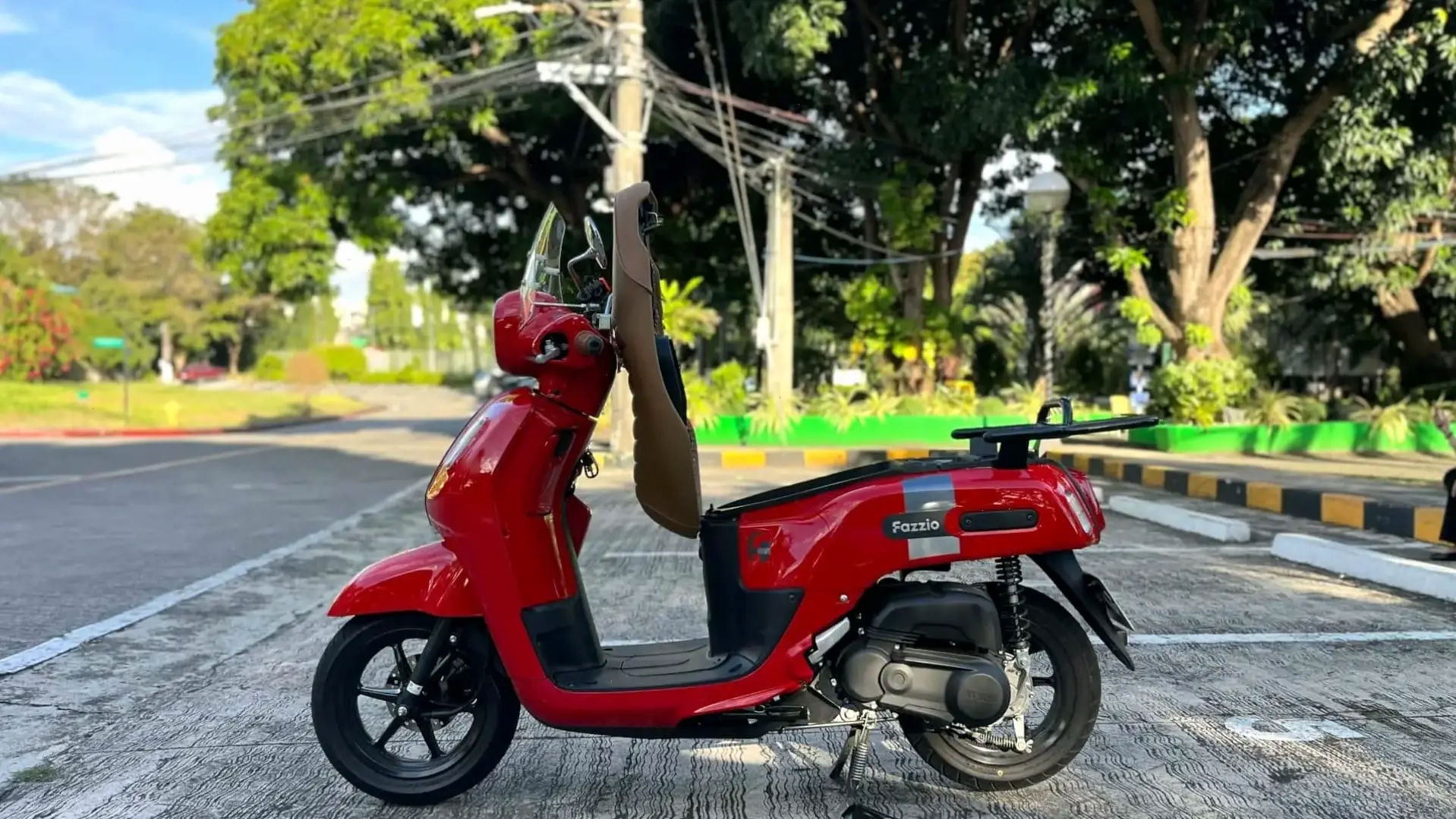 Yamaha Fazzio Urban Scooter lý tưởng cho thành phố, với thiết kế gọn nhẹ và khả năng di chuyển nhanh chóng.