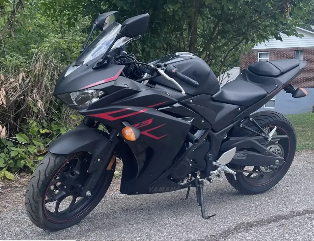 Yamaha R3 Premium Motorcycle mang đẳng cấp sang trọng và sức mạnh vượt trội cho người đam mê.