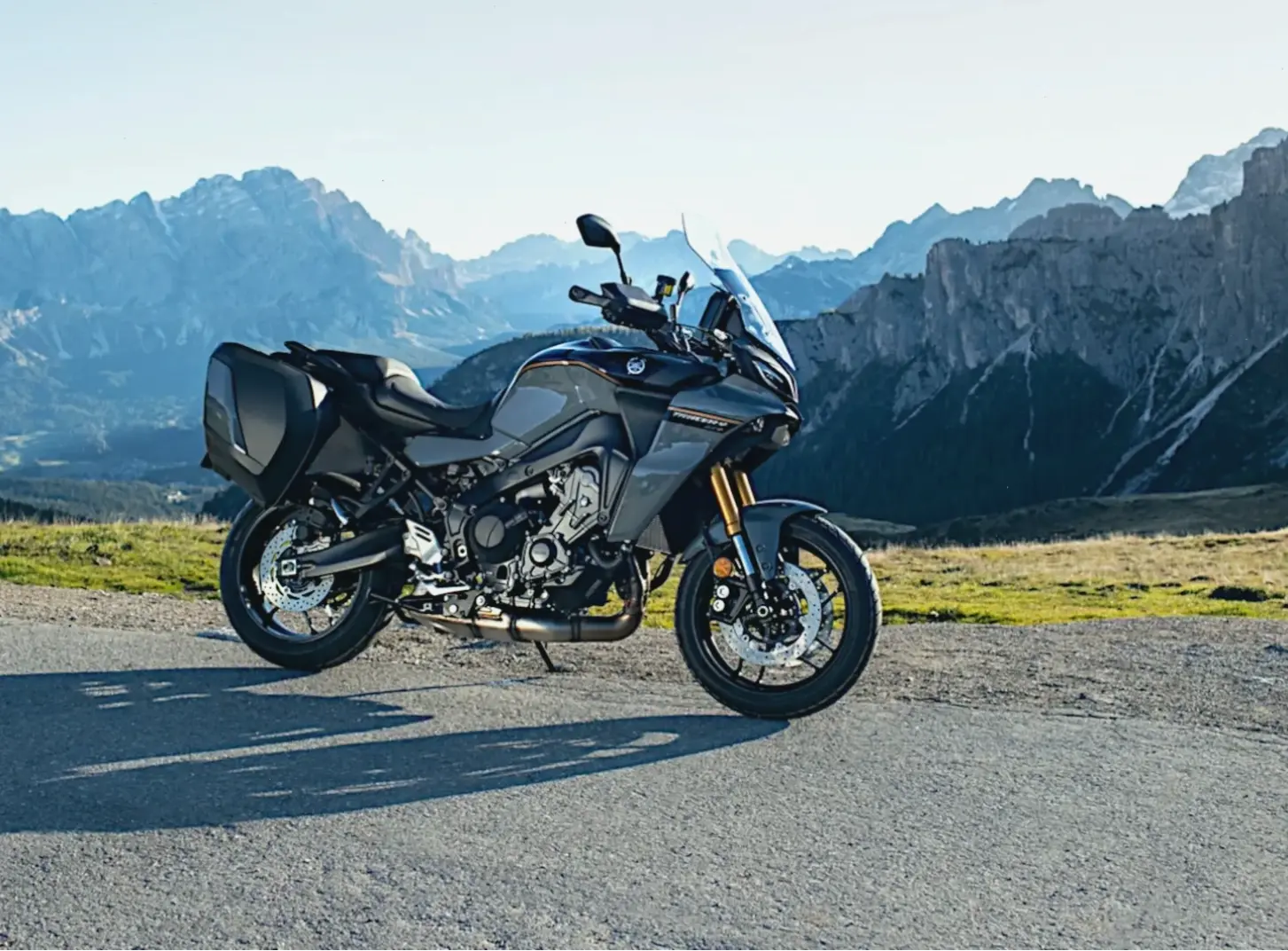 Yamaha Tracer Modern Vehicle với thiết kế hiện đại, công nghệ tiên tiến cho tương lai di chuyển.