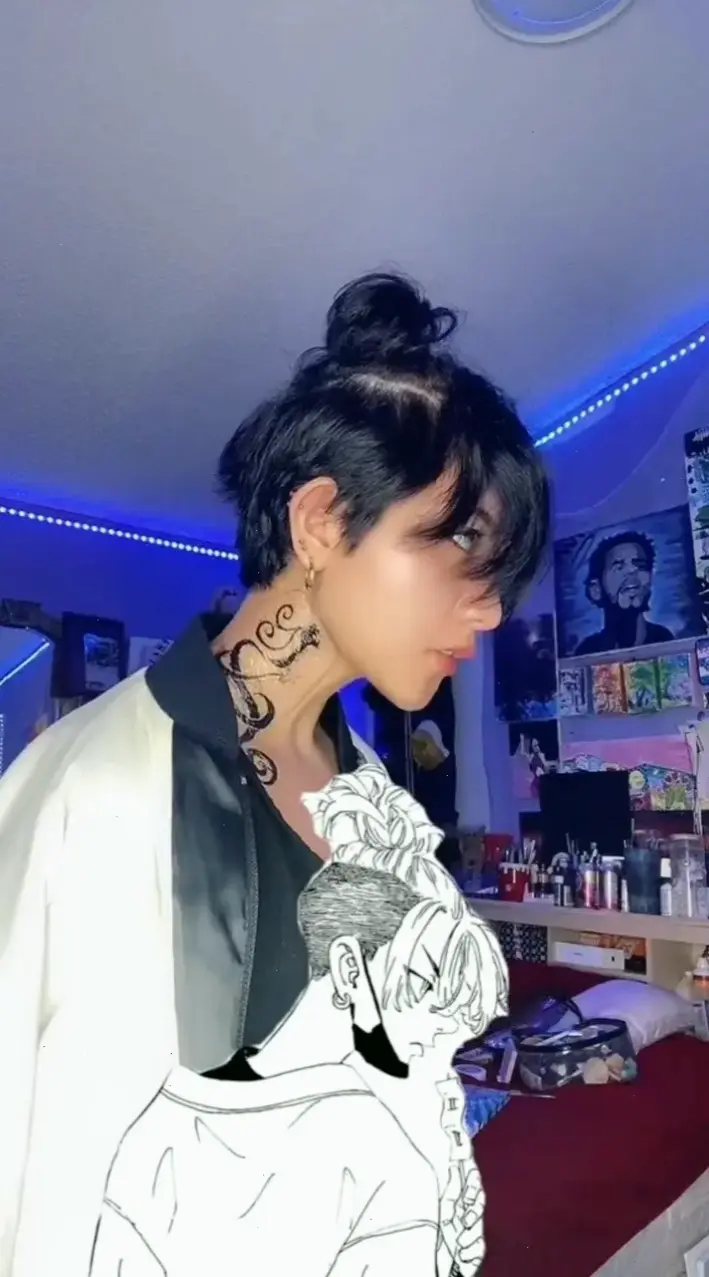 Chifuyu haircut: Kiểu tóc undercut vàng óng, tạo nên phong cách độc đáo và cá tính cho nhân vật này!