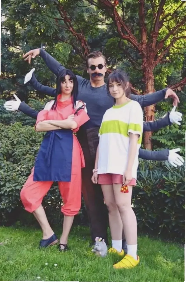 Chihiro cosplay Spirited Away: Hãy mặc trang phục Chihiro để tái hiện hành trình kỳ diệu trong phim.