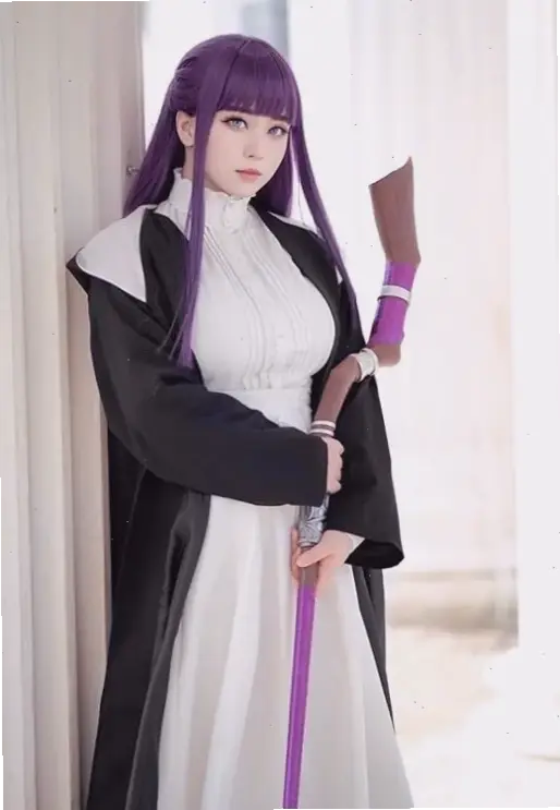 Cosplay anime Fern từ Sousou no Frieren, tái hiện nhân vật yêu thích một cách sống động.