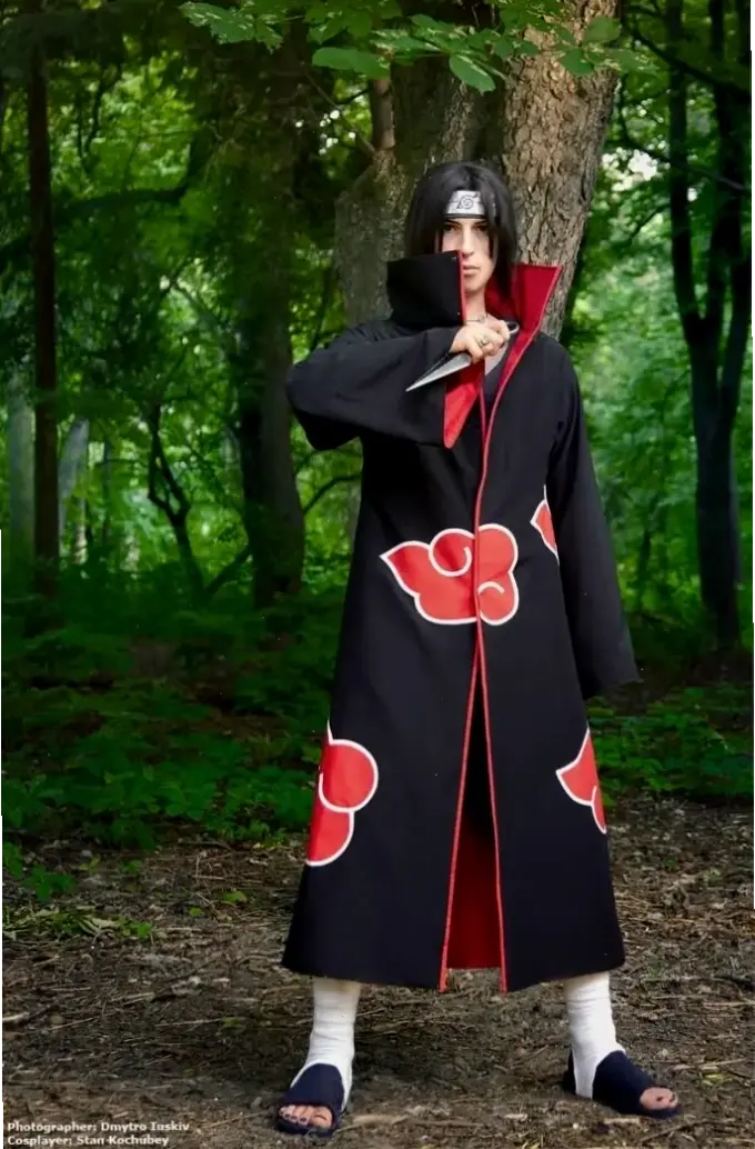 Cosplay Itachi Uchiha hoàn hảo, tái hiện sức mạnh và phong cách của nhân vật trong Naruto.
