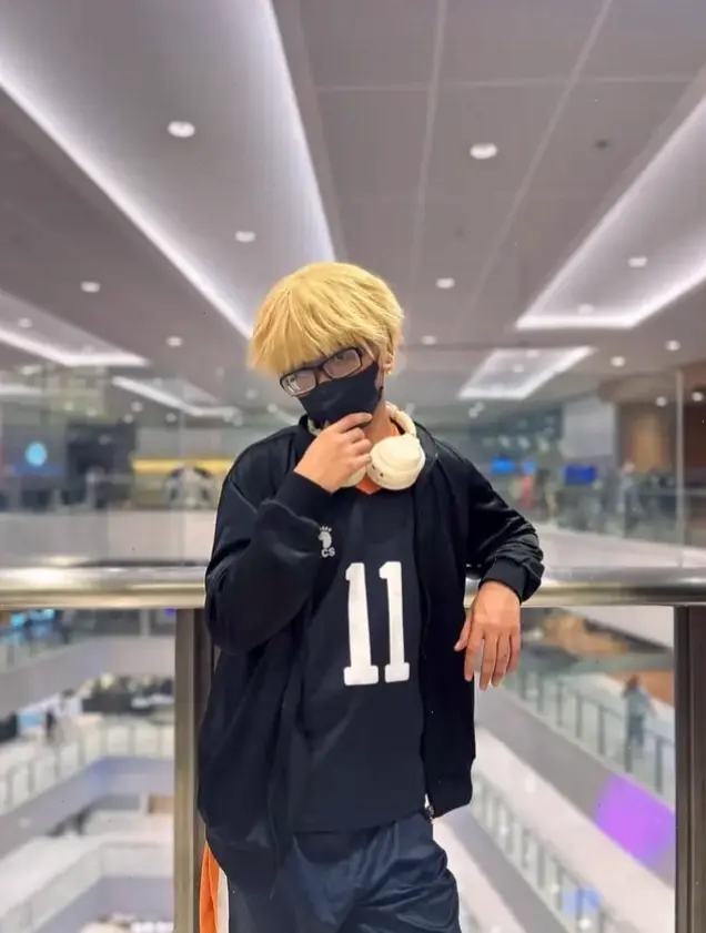 Cosplay Tsukishima giúp fan hóa thân thành chàng trai bóng chuyền cao lớn từ Haikyuu.