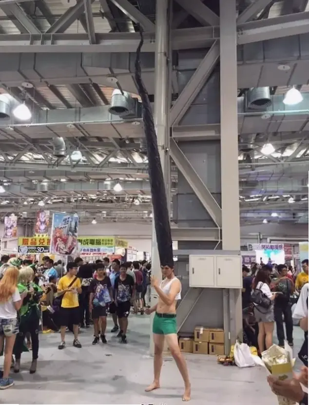 Gon Freecss với mái tóc dài ấn tượng, phong cách mới mẻ làm nổi bật sự trưởng thành và sức mạnh trong Hunter x Hunter.