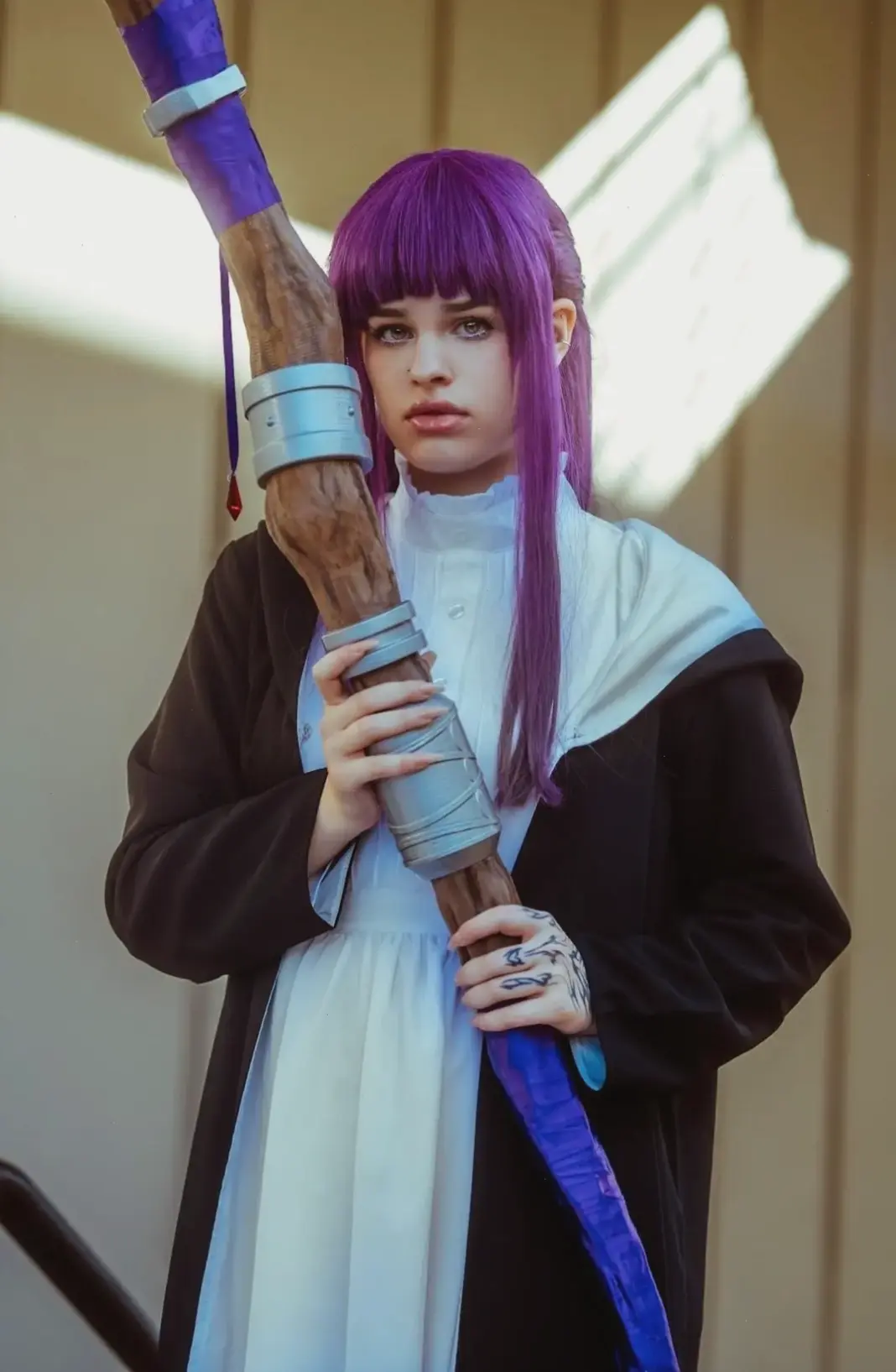 Hình ảnh cosplay Fern, biến hóa thành nhân vật pháp sư với phong cách ấn tượng.