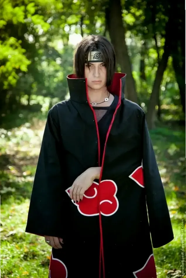 Hóa thân thành Itachi Uchiha qua cosplay, mang đến sự ngầu lẫm và chân thực từ thế giới Naruto.