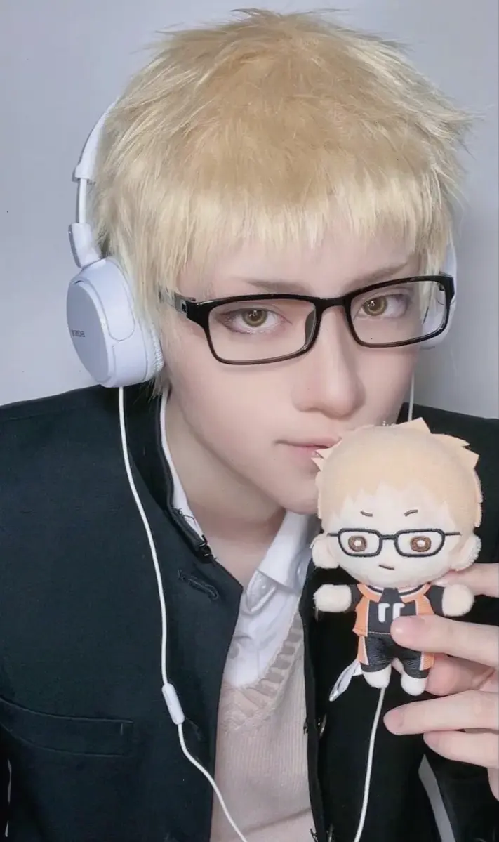 Kei Tsukishima cosplay tái hiện tính cách châm biếm và phong cách của nhân vật Haikyuu.